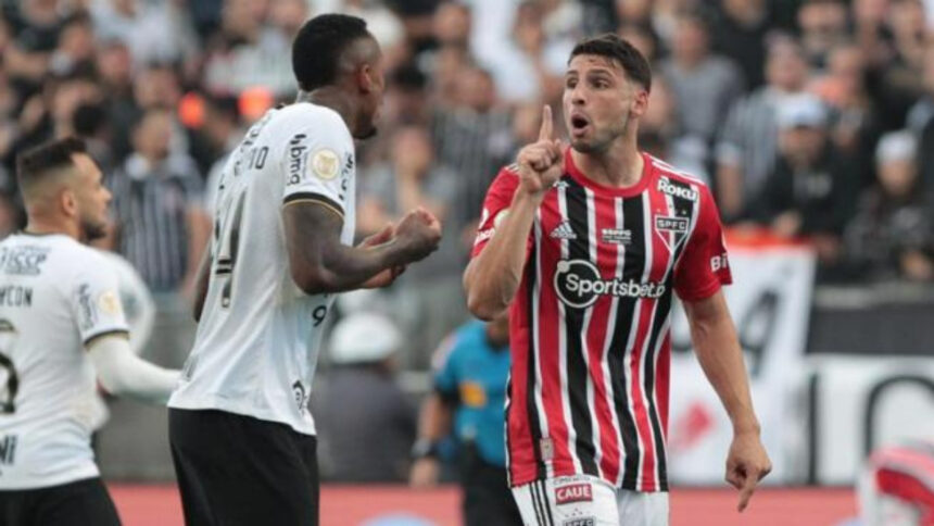 Jogadores de São Paulo e Corinthians discutindo em campo, durante o clássico pelo Brasileirão