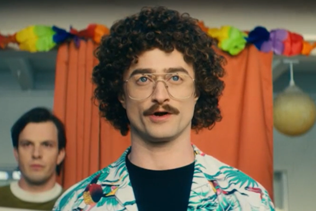 Daniel Radcliffe em cena de WEIRD: The Al Yankovic Story