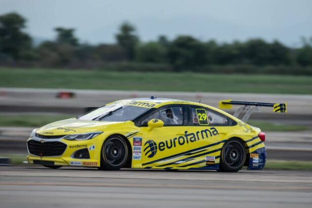 Daniel Serra na pista, em trecho de uma corrida pela Stock Car