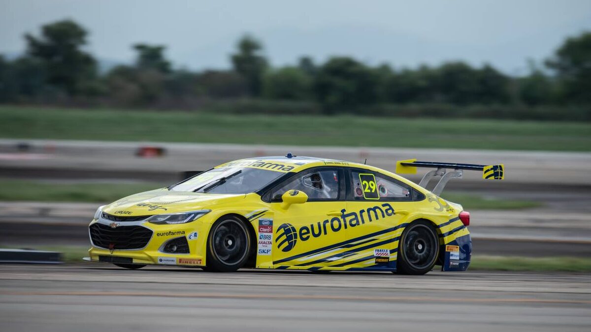 Daniel Serra na pista, em trecho de uma corrida pela Stock Car