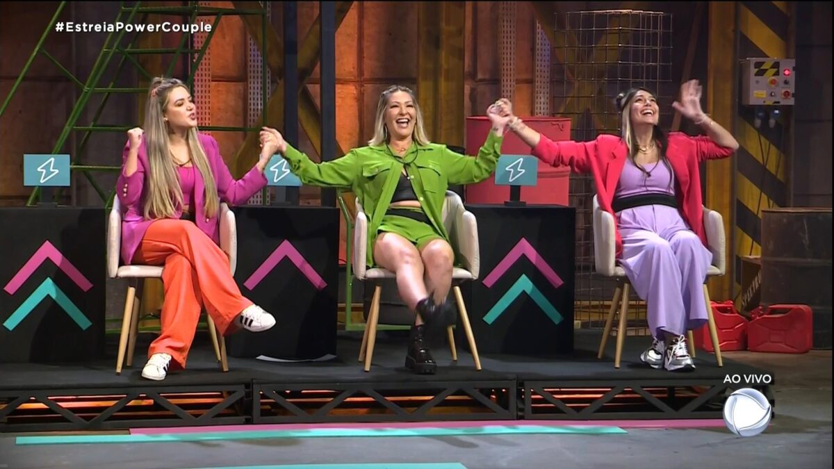 Karol, Baronesa e Anne de mãos dadas comemorando vitória na primeira dinâmica do Power Couple Brasil 6