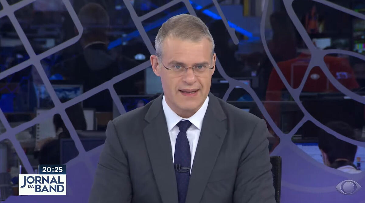 Eduardo Oinegue na bancada do Jornal da Band