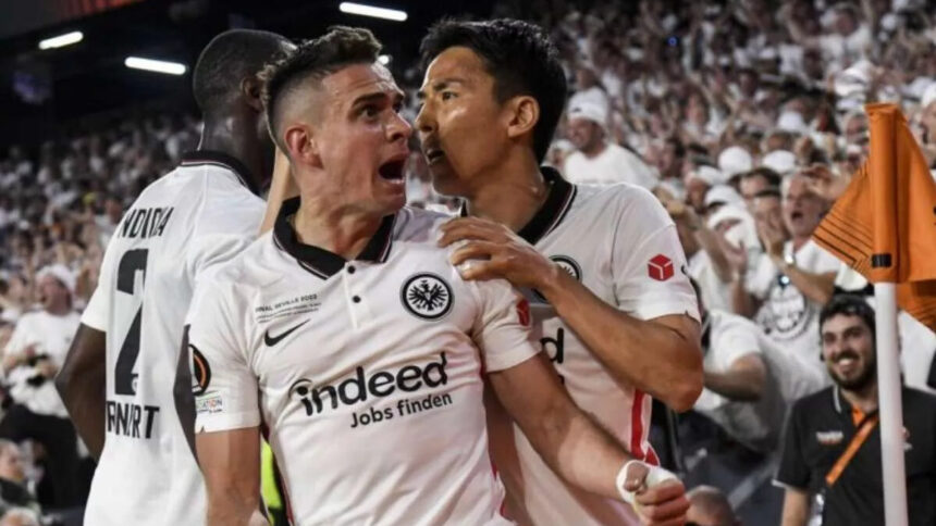 Jogadores do Eintracht Frankfurt comemorando gol pela final da Liga Europa