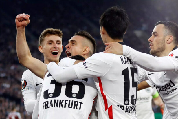 Jogadores do Eintracht Frankfurt celebrando a vitória pela Liga dos Campeões