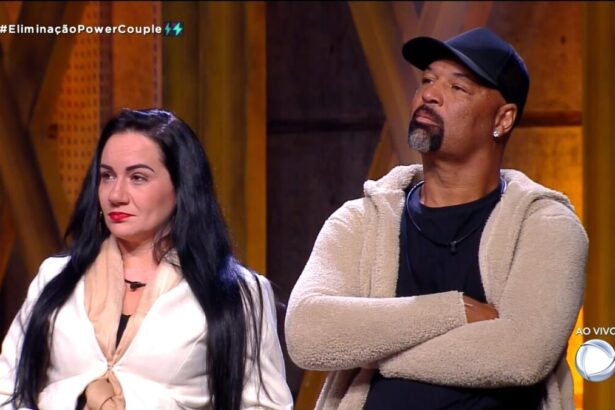 Erika e Dinei no palco de eliminação do Power Couple Brasil 6