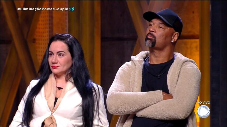 Erika e Dinei no palco de eliminação do Power Couple Brasil 6