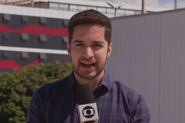 Gabriel Luiz segurando o microfone da TV Globo