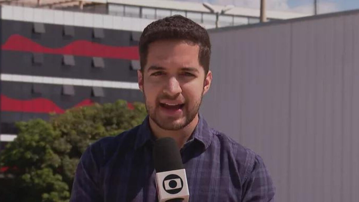Gabriel Luiz segurando o microfone da TV Globo