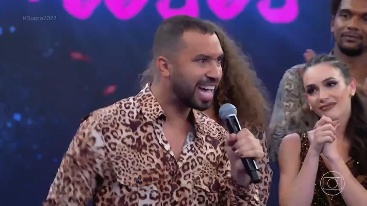 Gil do Vigor, segurando o microfone em discurso no Domingão, durante o quadro Dança dos Famosos