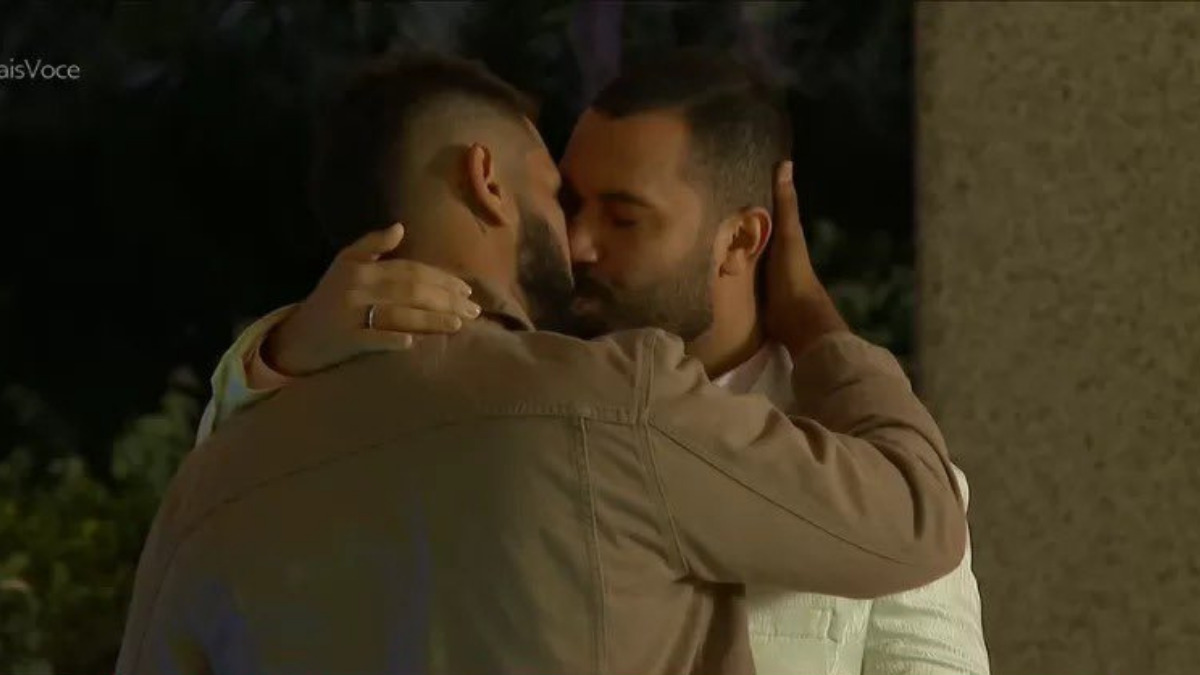 Gil do Vigor beijando pretendente em quadro de namoro do Mais Você
