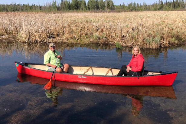 Sandra Coutinho em uma canoa, em trecho do Globo Repórter gravado no Rio Mississippi