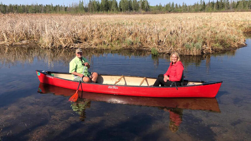 Sandra Coutinho em uma canoa, em trecho do Globo Repórter gravado no Rio Mississippi