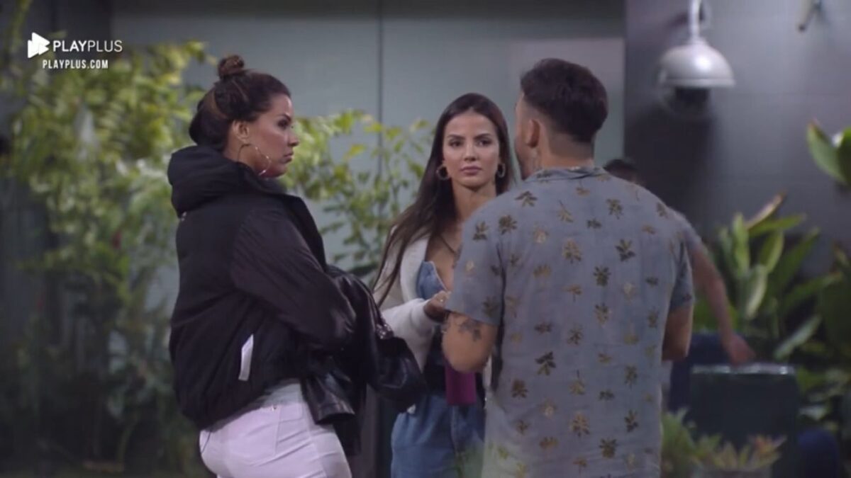 Ivy com os braços cruzados ao lado de Luana e Hadad na área externa do Power Couple.