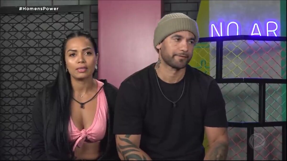 Elieza ao lado de Hadballa sentados na cabine de depoimentos do Power Couple Brasil.