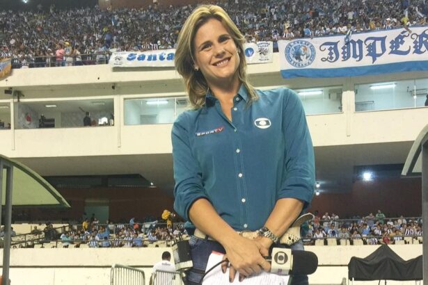 Janaína Xavier nos bastidores de uma transmissão em um estádio de futebol