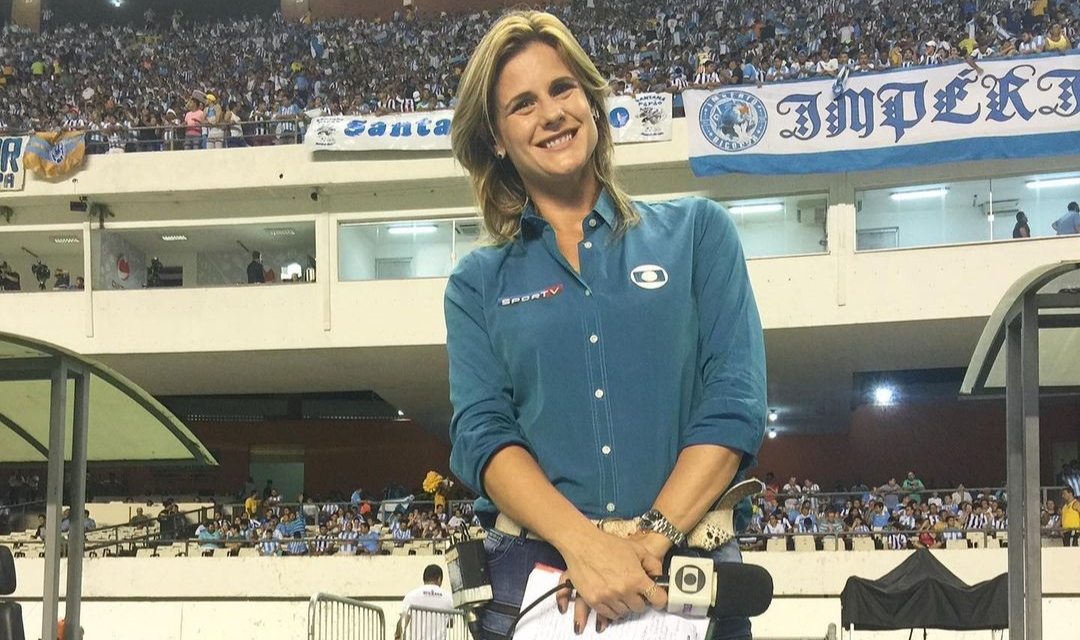 Janaína Xavier nos bastidores de uma transmissão em um estádio de futebol