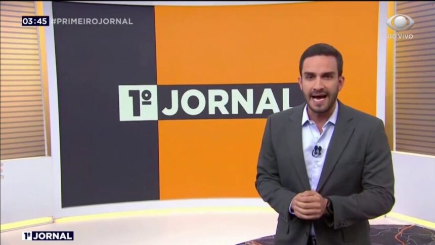 João Paulo Vergueiro nos estúdios do 1º jornal, em frente ao telão