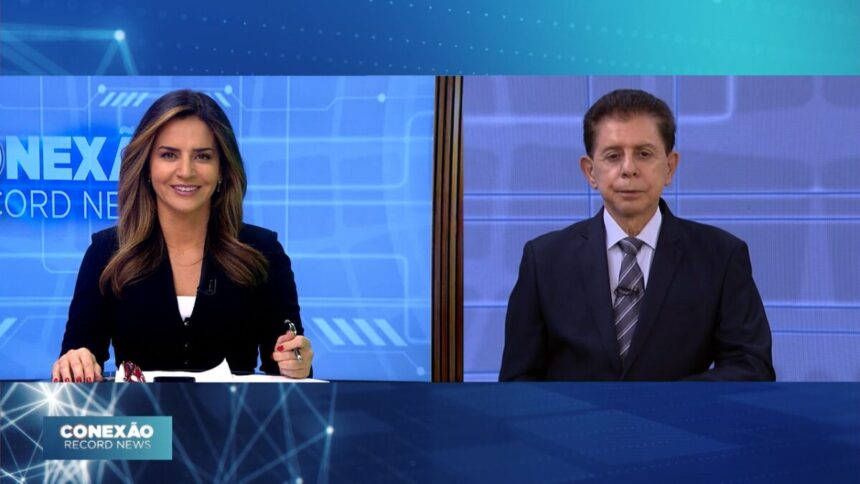 Kelly Godoy e Heródoto Barbeiro dividindo tela na Record News, durante a estreia do Conexão Record News