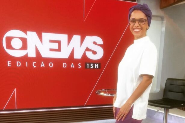 Lilian Ribeiro nos estúdios da GloboNews, durante um plantão de final de semana, ainda utilizando um lenço na cabeça