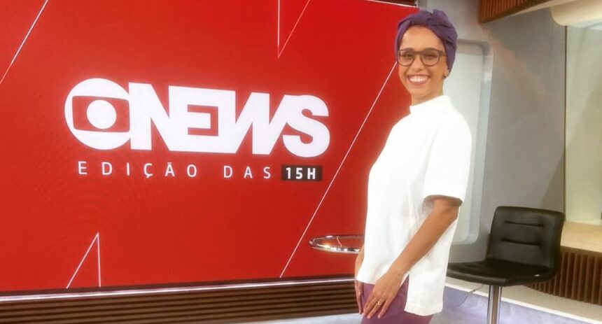 Lilian Ribeiro nos estúdios da GloboNews, durante um plantão de final de semana, ainda utilizando um lenço na cabeça