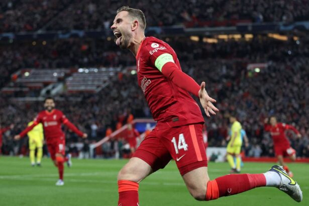 Jogador do Liverpool comemorando gol no primeiro jogo da Liga dos Campeões, contra o Villareal