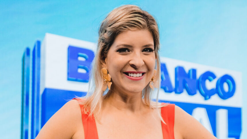 Lívia Mendonça sorridente no estúdio do Balanço Geral