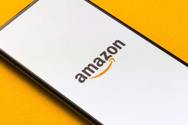 Logo da Amazon na tela de um celular