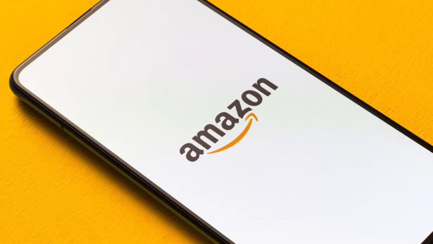 Logo da Amazon na tela de um celular