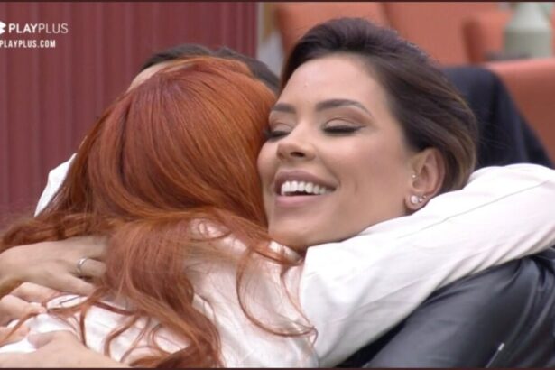 Brenda de costas abraçada com Ivy e Luana.