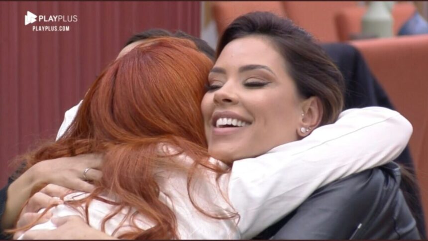 Brenda de costas abraçada com Ivy e Luana.