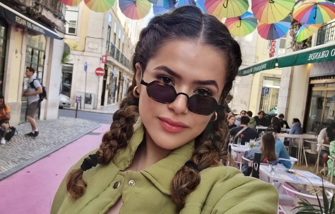 Maisa Silva de blusa verde e óculos escuro