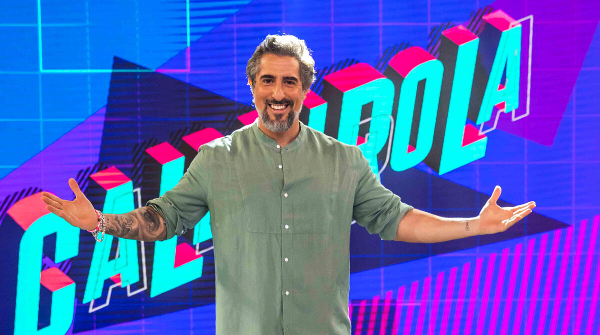 Marcos Mion de braços abertos no estúdio do Caldeirão, no quadro Cadeirola
