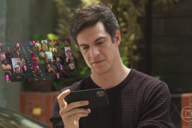 Mateus Solano (Guilherme) mexendo em um celular, em trecho da novela Quanto Mais Vida, Melhor!