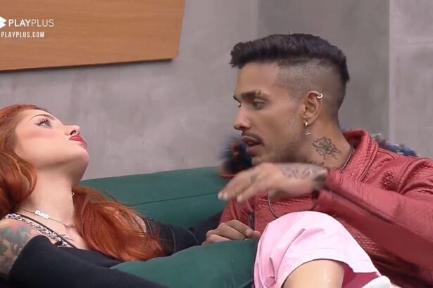 Matheus sentado no sofá ao lado de Brenda.