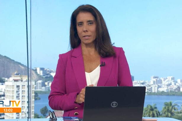 Mônica Texeira nos estúdios de jornalismo da Globo RJ, em trecho do RJ1