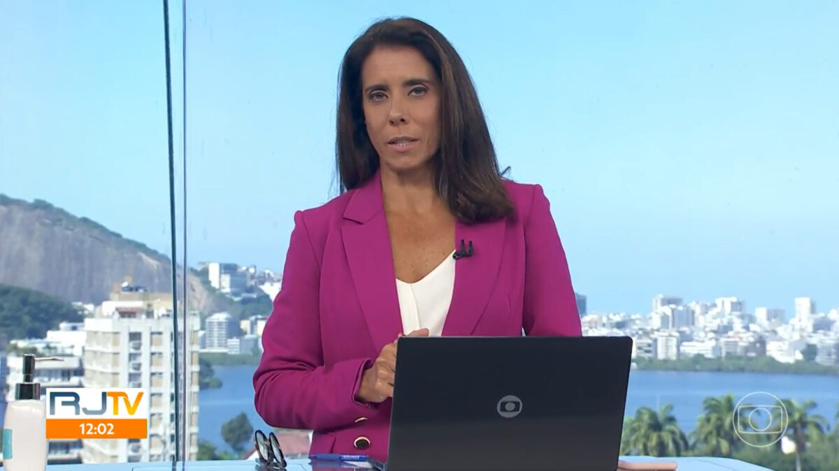 Mônica Texeira nos estúdios de jornalismo da Globo RJ, em trecho do RJ1