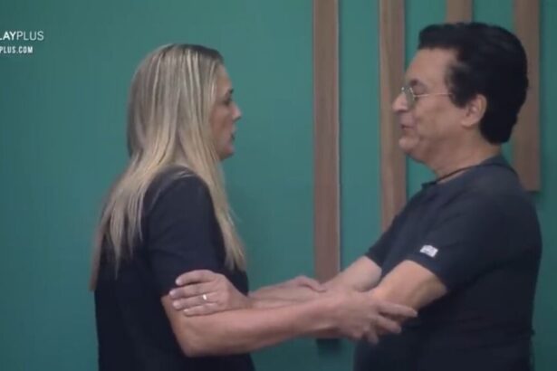 Andreia de frente para Nahim na sala do Power Couple. Os dois estão se olhando com semblante sério.