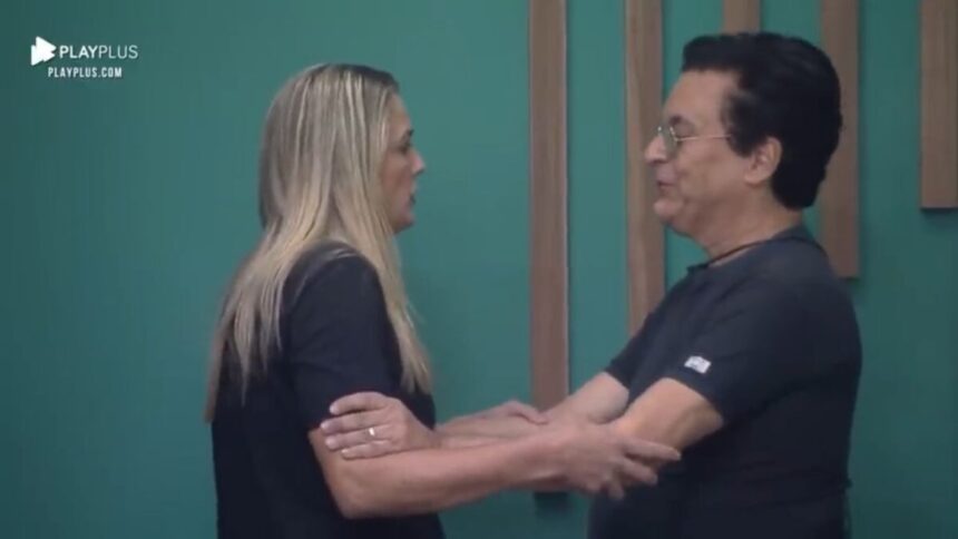 Andreia de frente para Nahim na sala do Power Couple. Os dois estão se olhando com semblante sério.