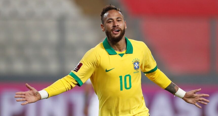 Neymar comemorando um gol com a camisa da Seleção, com os braços abertos