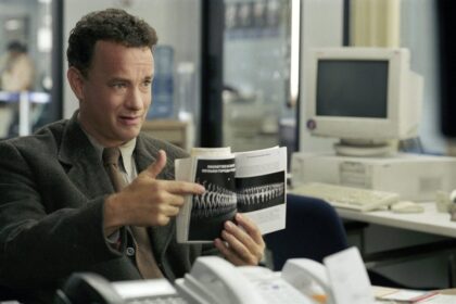 Tom Hanks em trecho do filme O Terminal, exibido pela TV Globo na Sessão de Sábado