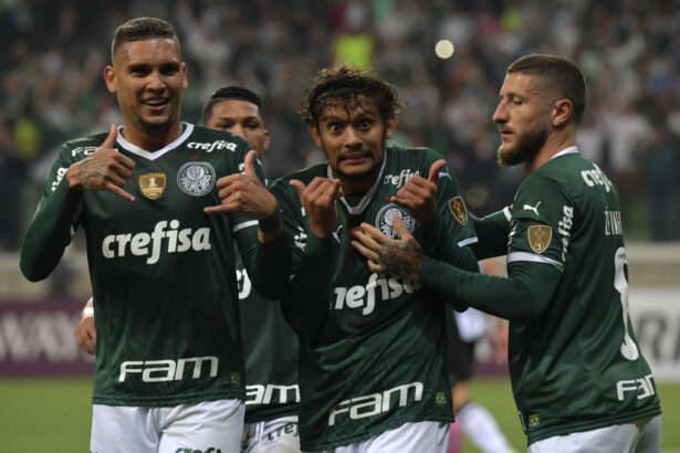 Gustavo Scarpa ao lado de jogadores do Palmeiras comemorando gol pela Libertadores