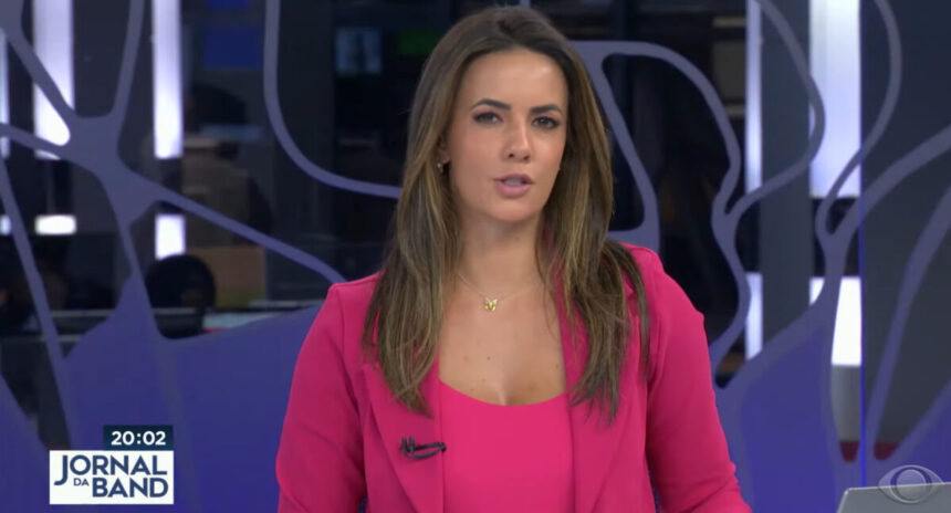 Paloma Tocci com uma roupa rosa em trecho do Jornal da Band