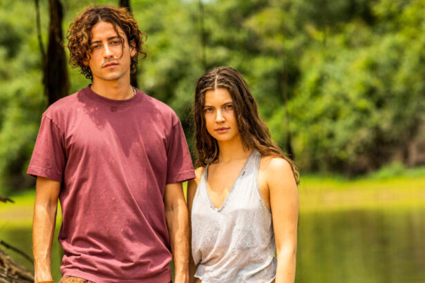 Jesuita Barbosa e Alanis Guillen em cena de Pantanal