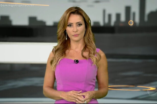 Patrícia Costa utilizando um vestido roxo nos estúdios do Domingo Espetacular