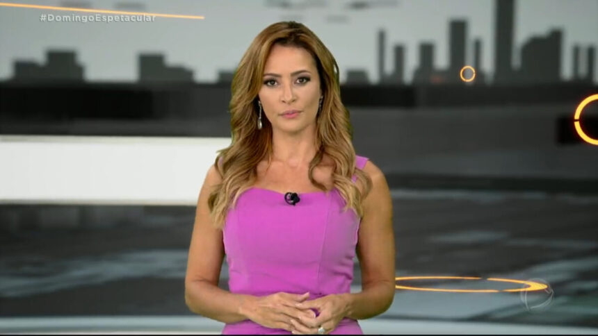 Patrícia Costa utilizando um vestido roxo nos estúdios do Domingo Espetacular