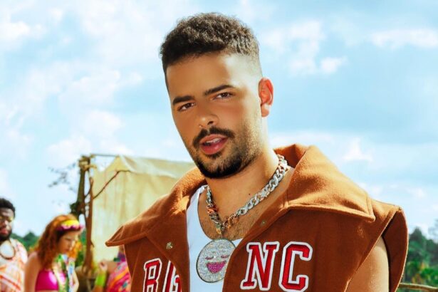 Pedro Sampaio em trecho do clip "Bagunça"