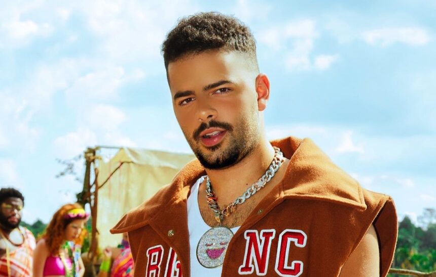 Pedro Sampaio em trecho do clip "Bagunça"