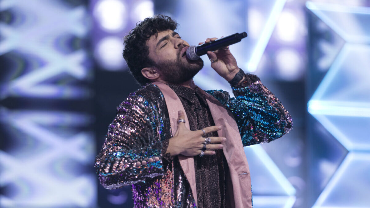 Piettro em trecho da sua apresentação nos estúdios do Canta Comigo