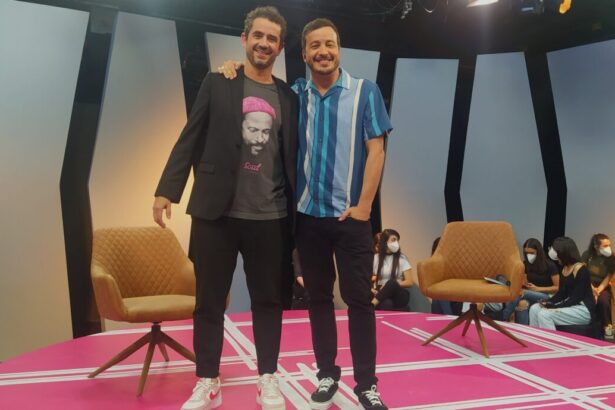 Felipe Andreoli abraçado com Rafael Cortez nos estúdios do Matéria Prima, na TV Cultura