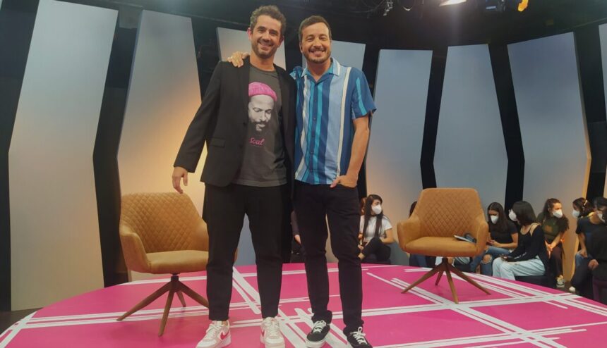 Felipe Andreoli abraçado com Rafael Cortez nos estúdios do Matéria Prima, na TV Cultura